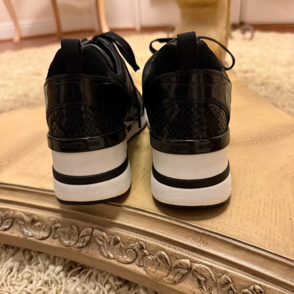 Michael Kors Georgie Trainer Womens Black Embossed Logo Sneaker Size 9.5 - Picture 7 of 11